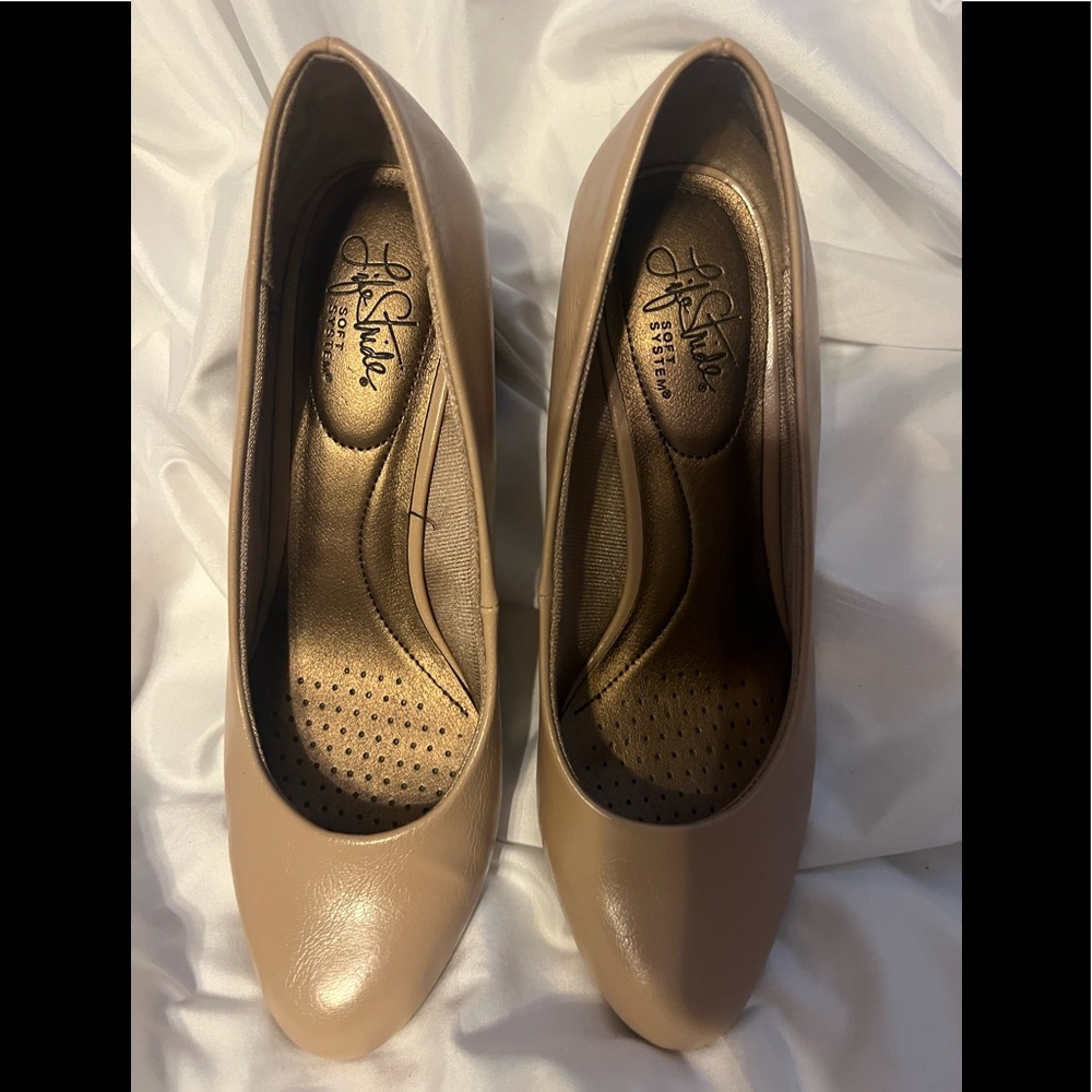 EUC Life Stride So System dress shoes. Size 8.5.